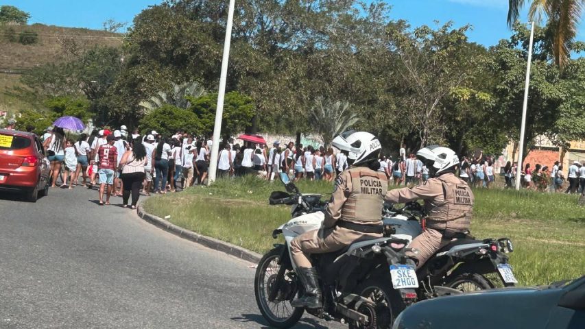 Caso Léo Lanches: população protesta na Avenida Paralela e pede justiça
