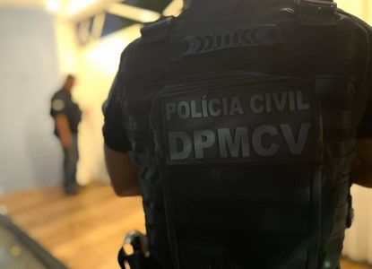 Aconteceu na Bahia: homem entra em delegacia armado ao perseguir mulher e acaba preso