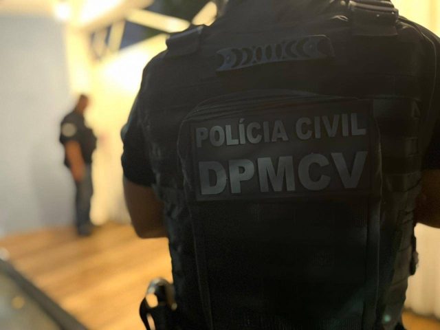 Aconteceu na Bahia: homem entra em delegacia armado ao perseguir mulher e acaba preso