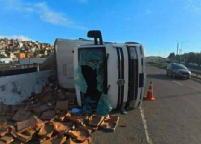 Caminhão com três toneladas de morangos tomba em acesso da BR-324