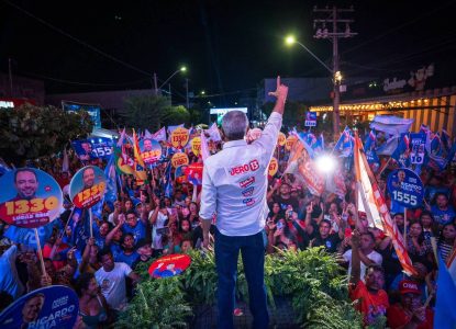 Candidato à reeleição, Jerônimo Rodrigues encerra agenda de sábado, 22, com comício em Ribeira do Pombal