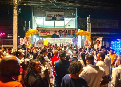 Candidata a deputada federal Elisângela Araújo inaugura comitê em Feira de Santana