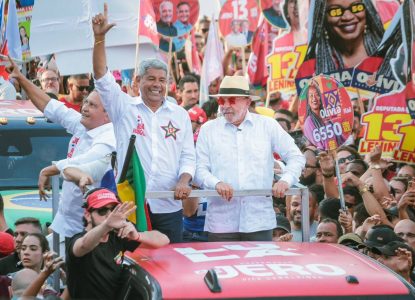 Lula e Jerônimo Rodrigues reúnem apoiadores em ato de campanha no bairro da Liberdade, em Salvador