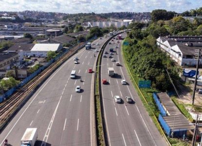 Carro capota na BR-324 e deixa uma pessoa morta em Candeias