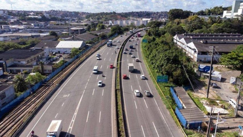 Carro capota na BR-324 e deixa uma pessoa morta em Candeias