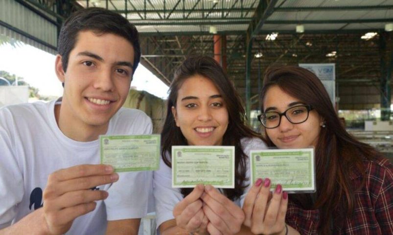 Eleitores jovens diminuem mais de 20% no Brasil entre 2010 e 2026, aponta pesquisa