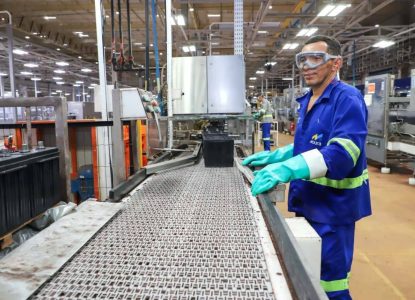 Mercado formal cria 921,6 mil empregos no Brasil no primeiro semestre de 2026