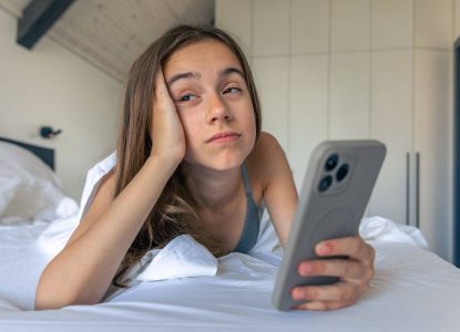 Medo de ficar de fora: como “FOMO” pode afetar autoestima, sono e qualidade de vida 