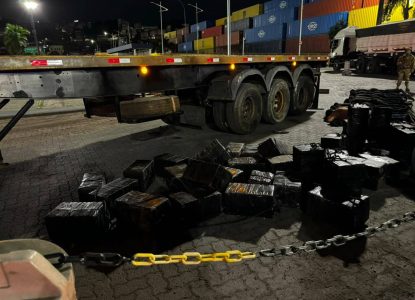 Polícia baiana apreende quase uma tonelada de cocaína em Salvador; suspeitos são localizados em compartimento de caminhão