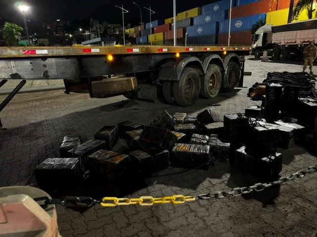 Polícia baiana apreende quase uma tonelada de cocaína em Salvador; suspeitos são localizados em compartimento de caminhão