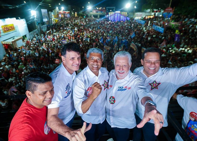 Jerônimo Rodrigues defende fim da escala 6x1 durante comício de campanha em Itaberaba