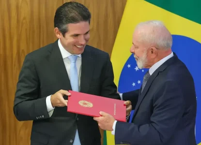 Hugo Motta declara apoio a Lula após seu partido rejeitar coligação com Flávio Bolsonaro