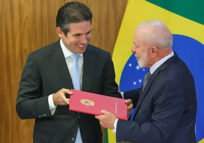 Hugo Motta declara apoio a Lula após seu partido rejeitar coligação com Flávio Bolsonaro