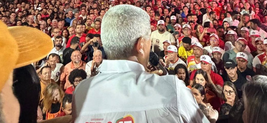 Jerônimo Rodrigues reúne apoiadores em comício na cidade de Brumado