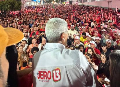 Jerônimo Rodrigues reúne apoiadores em comício na cidade de Brumado