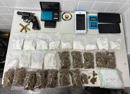 Dupla é presa em Feira de Santana suspeita de tráfico de drogas e porte de arma