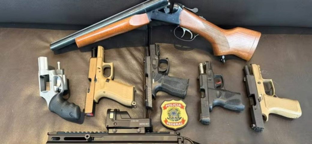 Polícia Federal apreende sete armas em operação que mira Mario Frias e produtora do filme Dark Horse