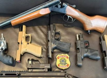 Polícia Federal apreende sete armas em operação que mira Mario Frias e produtora do filme Dark Horse