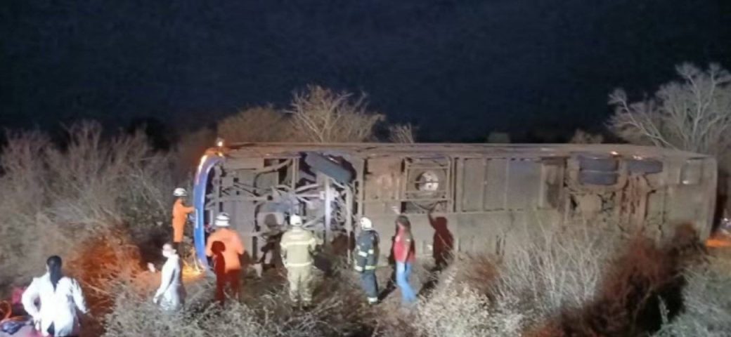 Grave acidente com ônibus deixa oito mortos e 12 feridos na Chapada Diamantina