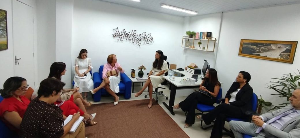 Secretaria da Mulher e Varas de Violência Doméstica alinham ampliação de grupo reflexivo para agressores em Feira de Santana
