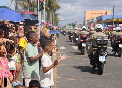 Milhares de feirenses vão à Avenida Presidente Dutra acompanhar desfile cívico-militar do 7 de setembro