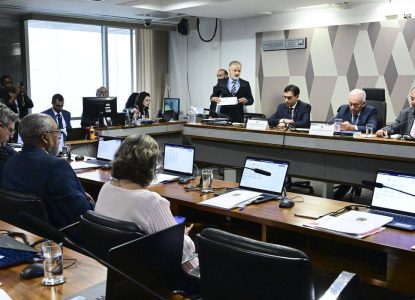 Comissão do Senado aprova PEC que acaba com jornada 6x1 no Brasil