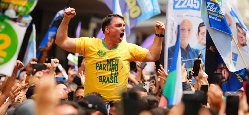 Flávio Bolsonaro lidera arrecadação entre presidenciáveis com R$ 44,3 milhões