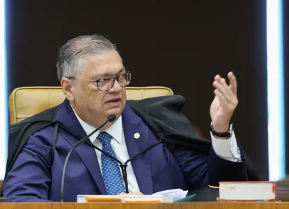 Flávio Dino e Cristiano Zanin votam para que Alexandre de Moraes e André Mendonça sejam julgados na mesma sessão