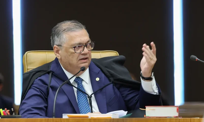 Flávio Dino e Cristiano Zanin votam para que Alexandre de Moraes e André Mendonça sejam julgados na mesma sessão