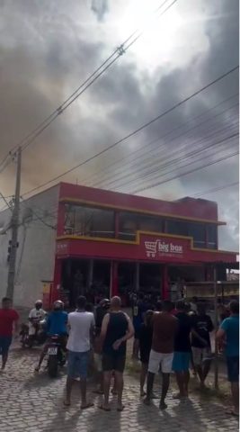 Incêndio atinge depósito de supermercado no bairro Conceição II, em Feira de Santana