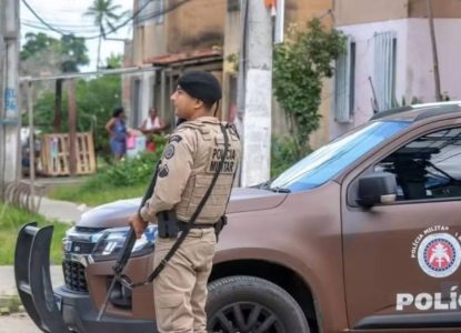 Bebês de um e dois anos são encontrados sozinhos e em condições insalubres no interior da Bahia