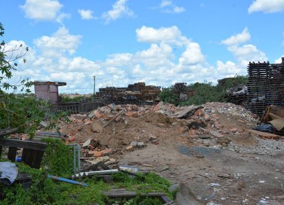 Requalificação da Lagoa Salgada avança com limpeza de resíduos retirada de construções irregulares