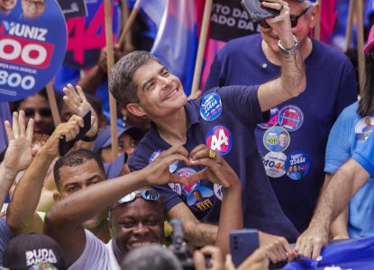 ACM Neto reúne apoiadores em caminhada no bairro Fazenda Grande do Retiro, em Salvador