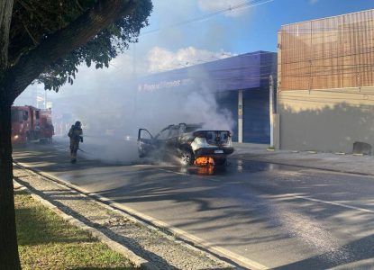 Veículo pega fogo na Avenida Maria Quitéria em Feita de Santana