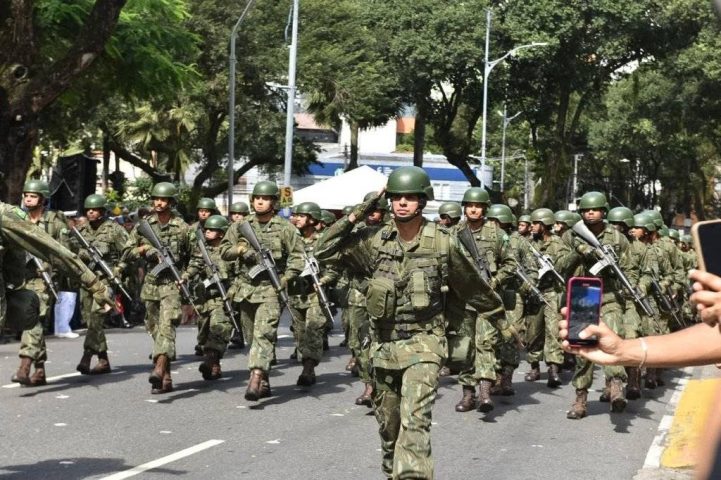 Em Salvador, populares se reúnem no Campo Grande para celebrar 7 de setembro