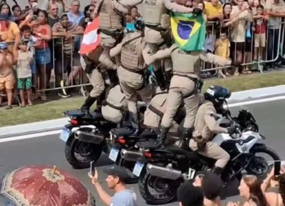 Policiais caem de motocicletas durante desfile de 7 de Setembro em Feira de Santana