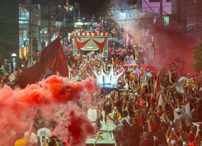 Jerônimo Rodrigues reúne apoiadores em caminhada na cidade de Jequié
