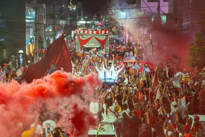 Jerônimo Rodrigues reúne apoiadores em caminhada na cidade de Jequié