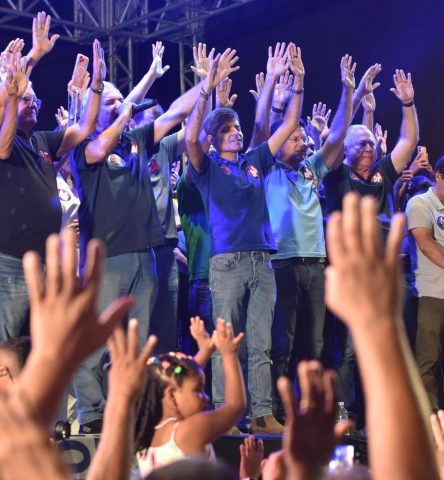 ACM Neto encerra fim de semana com comício em Xique-Xique