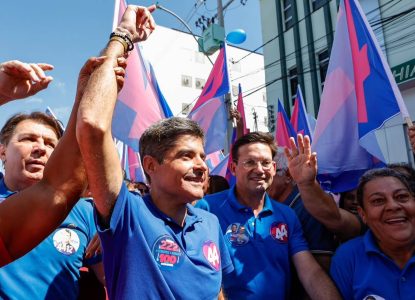 ACM Neto inicia semana com caminhada em Guanambi e promete rever taxa cobrada pela Embasa