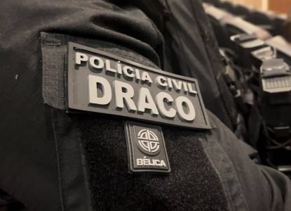 Investigada por supostas fraudes no IPTU de Salvador é presa ao desembarcar na Bahia; defesa contesta que mulher estava foragida