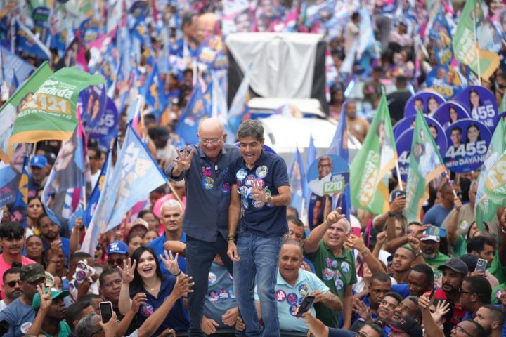 ACM Neto participa de caminhada no centro de Feira de Santana