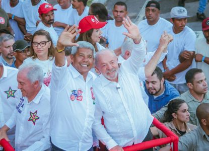 Ato com Jerônimo Rodrigues e Lula reúne apoiadores na orla de Salvador