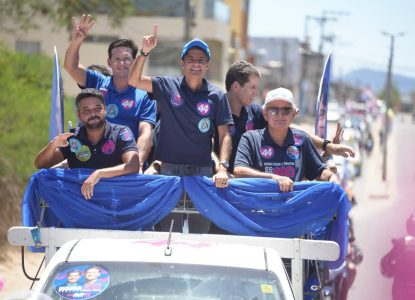 Em Itapetinga, ACM Neto participa de carreata de 17km na reta final da campanha
