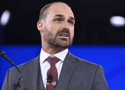 Eduardo Bolsonaro pediu reunião com Vorcaro no dia em que anunciou mudança para os Estado Unidos