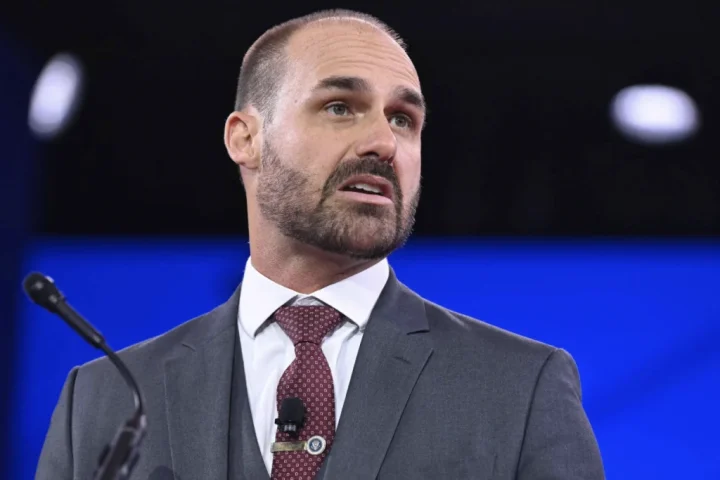 Eduardo Bolsonaro pediu reunião com Vorcaro no dia em que anunciou mudança para os Estado Unidos