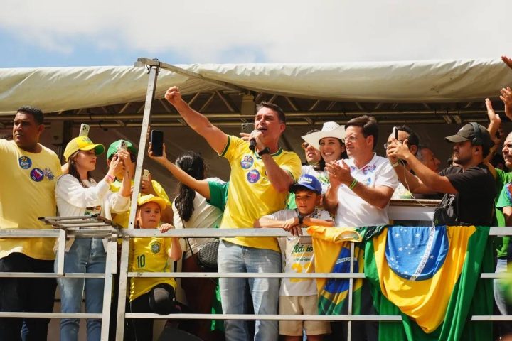 Em agenda de campanha na Bahia, Flávio Bolsonaro diz que povo nordestino precisa de mudança