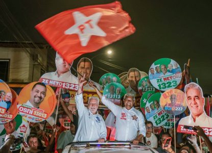 Jerônimo Rodrigues reúne apoiadores em caminhada no conjunto Feira IX, em Feira de Santana