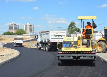 Trecho da Avenida Artêmia Pires, em Feira de Santana, recebe pavimentação e novas redes de esgoto