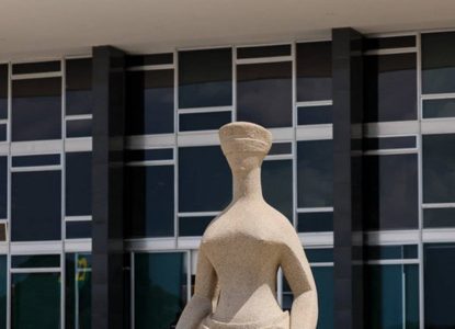 Homem é detido após tentar ultrapassar grade de proteção do STF em Brasília